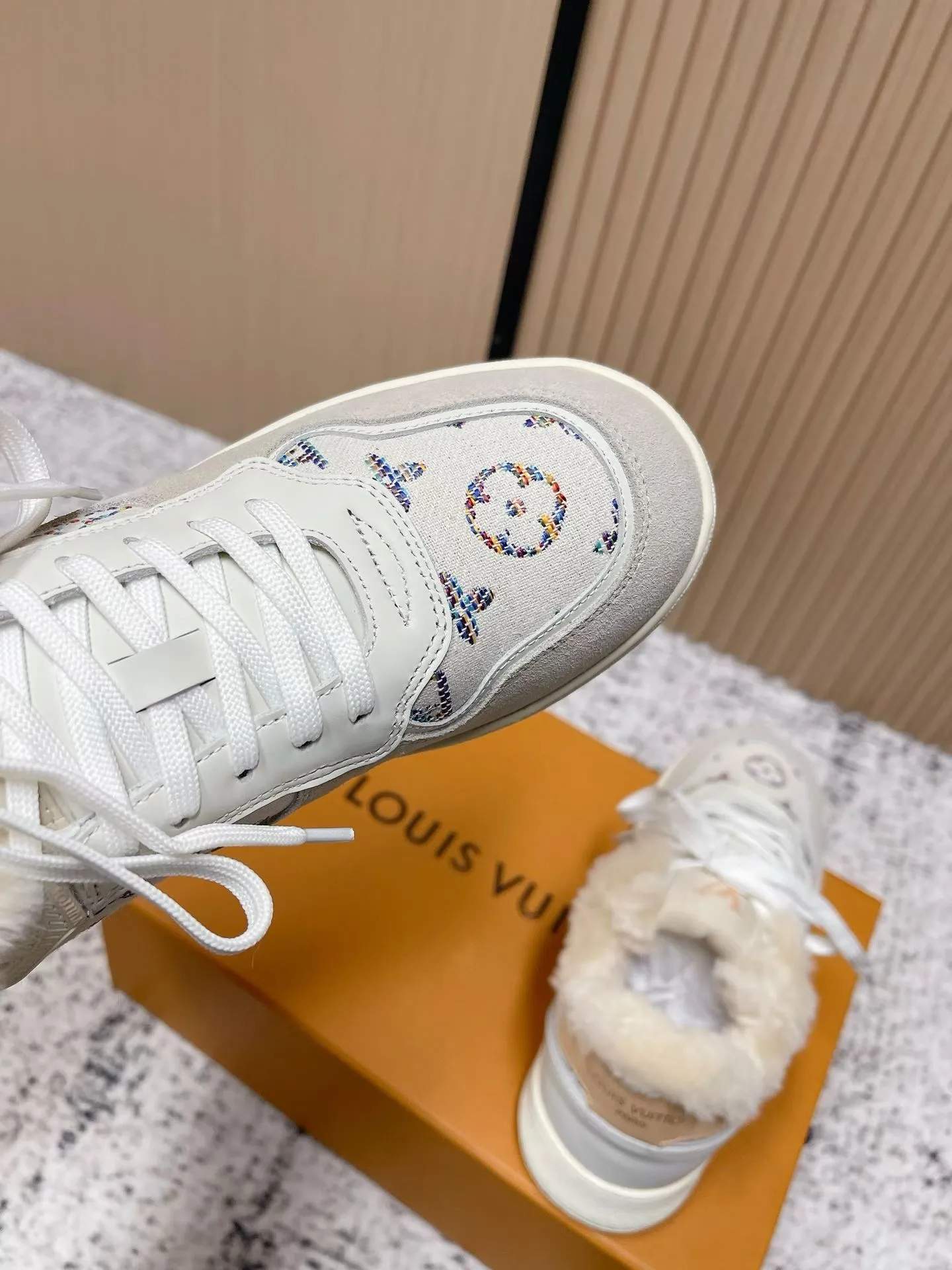 Men's shoes pP700! Top version Louis Vuiton Louis Vuitton sneakers casual shoes wool style‼ ️ LV Trainer sneakers are a classic idea inspired by retro basketball shoes by designer Virgil Abloh. This time, they are spliced ​​with smooth cow leather and Monogram embossed grained cow leather, and are embellished with Monogram flowers on the rubber outsole, reflecting a striking jump in one color! Fabric: Original imported first-layer cowhide Lining: Warm wool lining Bottom thickness: about 3cm Size: 35-41